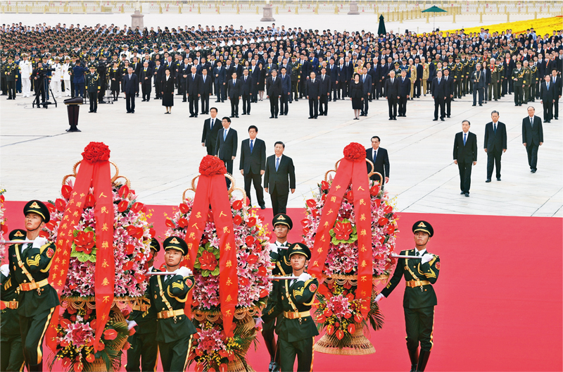 2021年9月30日上午，黨和國家領(lǐng)導(dǎo)人習(xí)近平、李克強(qiáng)、栗戰(zhàn)書、汪洋、王滬寧、趙樂際、韓正、王岐山等來到北京天安門廣場，出席烈士紀(jì)念日向人民英雄敬獻(xiàn)花籃儀式。 新華社記者 張領(lǐng)/攝